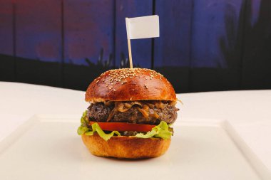 Taze sebzeli ev yapımı hamburger.