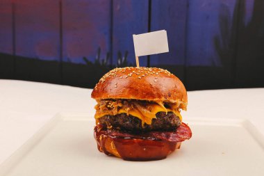 Taze sebzeli ev yapımı hamburger.