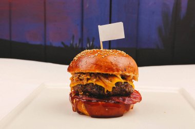 Taze sebzeli ev yapımı hamburger.