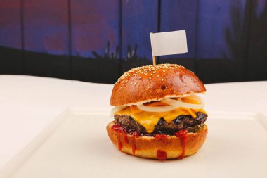 Taze sebzeli ev yapımı hamburger.