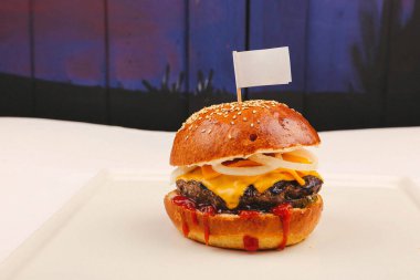 Taze sebzeli ev yapımı hamburger.