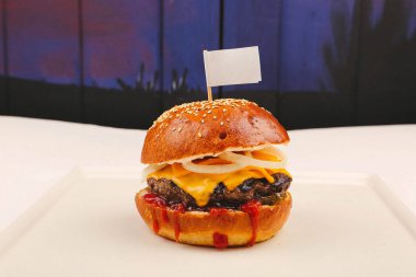 Taze sebzeli ev yapımı hamburger.