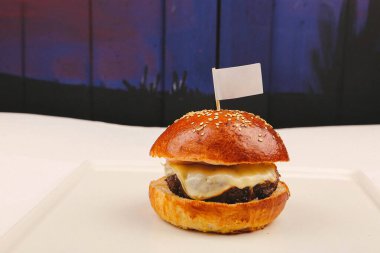 Taze sebzeli ev yapımı hamburger.