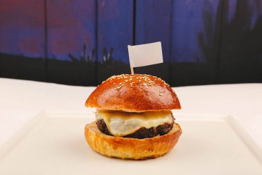 Taze sebzeli ev yapımı hamburger.