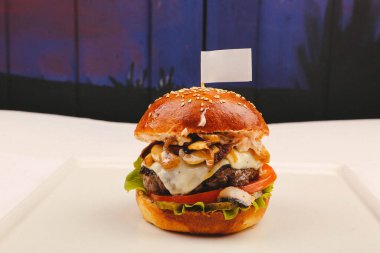 Taze sebzeli ev yapımı hamburger.