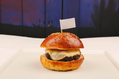 Taze sebzeli ev yapımı hamburger.