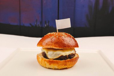 Taze sebzeli ev yapımı hamburger.