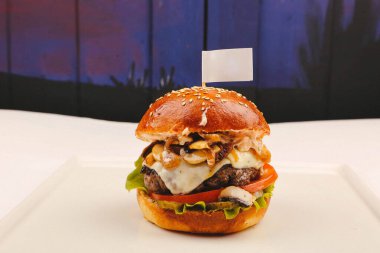 Taze sebzeli ev yapımı hamburger.