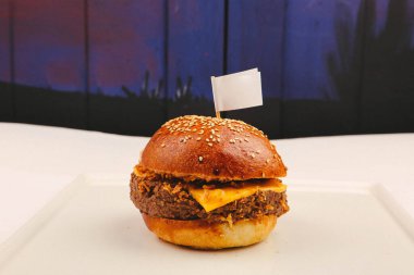 Taze sebzeli ev yapımı hamburger.