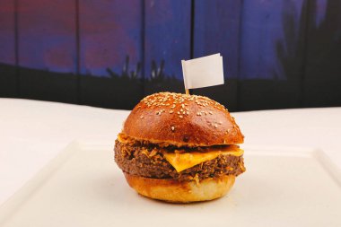 Taze sebzeli ev yapımı hamburger.