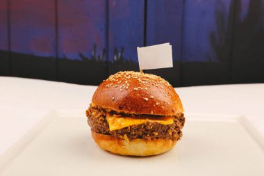 Taze sebzeli ev yapımı hamburger.