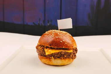 Taze sebzeli ev yapımı hamburger.