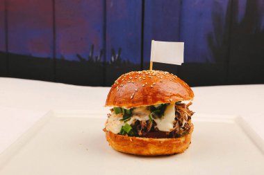 Taze sebzeli ev yapımı hamburger.