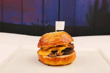 Taze sebzeli ev yapımı hamburger.