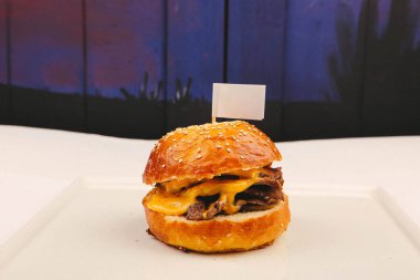 Taze sebzeli ev yapımı hamburger.