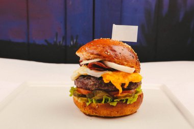 Taze sebzeli ev yapımı hamburger.