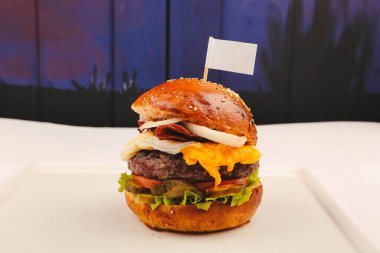 Taze sebzeli ev yapımı hamburger.