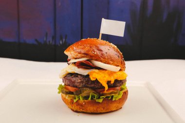 Taze sebzeli ev yapımı hamburger.