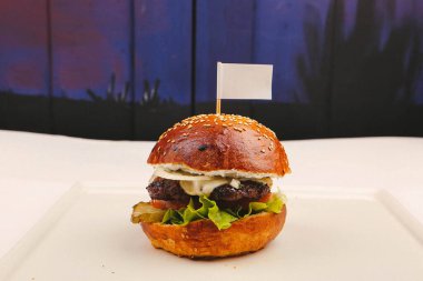 Taze sebzeli ev yapımı hamburger.