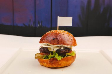 Taze sebzeli ev yapımı hamburger.