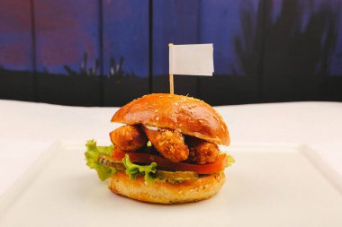 Taze sebzeli ev yapımı hamburger.