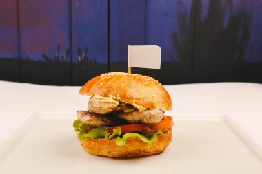 Taze sebzeli ev yapımı hamburger.