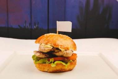 Taze sebzeli ev yapımı hamburger.