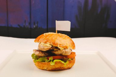 Taze sebzeli ev yapımı hamburger.