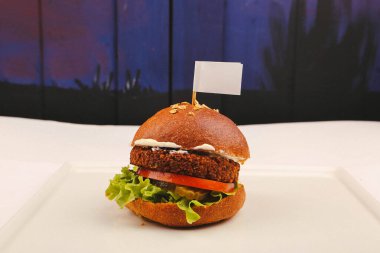 Taze sebzeli ev yapımı hamburger.