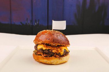 Taze sebzeli ev yapımı hamburger.