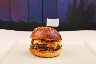 Taze sebzeli ev yapımı hamburger.