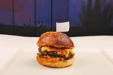 Taze sebzeli ev yapımı hamburger.