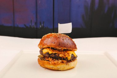 Taze sebzeli ev yapımı hamburger.