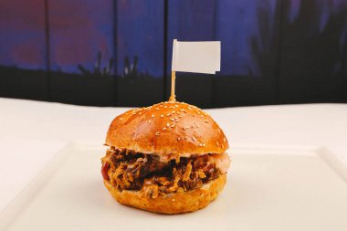 Taze sebzeli ev yapımı hamburger.