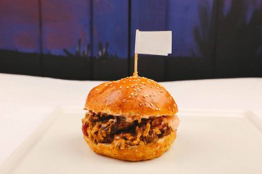 Taze sebzeli ev yapımı hamburger.