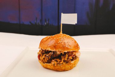 Taze sebzeli ev yapımı hamburger.