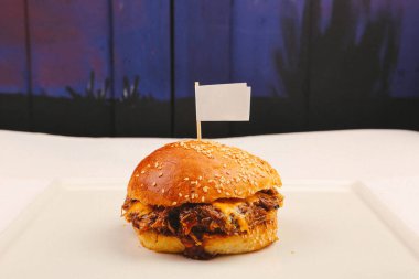 Taze sebzeli ev yapımı hamburger.