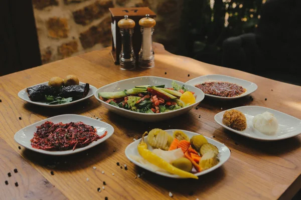伝統的なトルコ料理とギリシャ料理のディナーメゼテーブル — ストック写真
