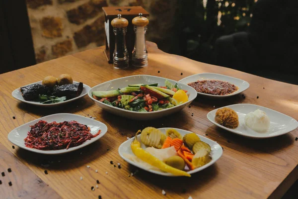 Geleneksel Türk ve Yunan yemek meze masası