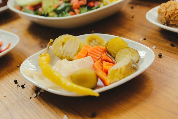 Geleneksel Türk ve Yunan yemek meze masası