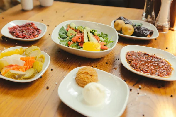 Geleneksel Türk ve Yunan yemek meze masası