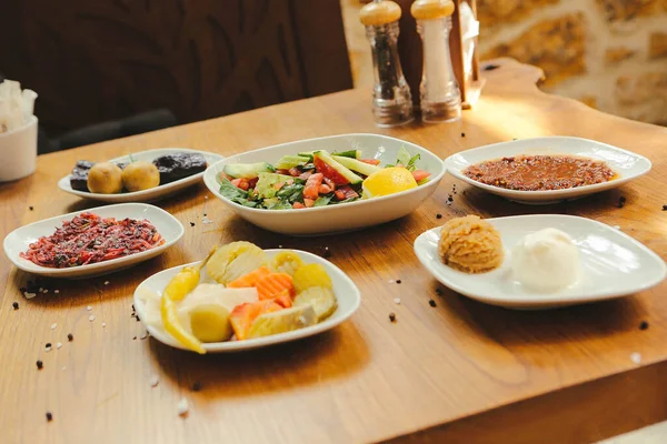 Geleneksel Türk ve Yunan yemek meze masası