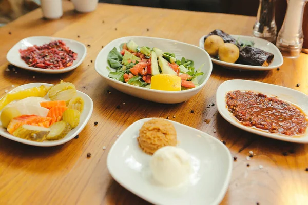 Geleneksel Türk ve Yunan yemek meze masası