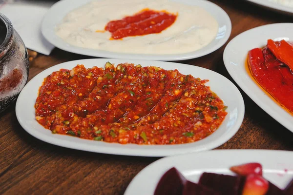 Geleneksel Türk ve Yunan yemek meze masası