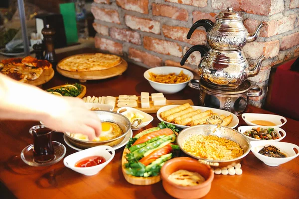 Geleneksel Türk ve Yunan yemek meze masası