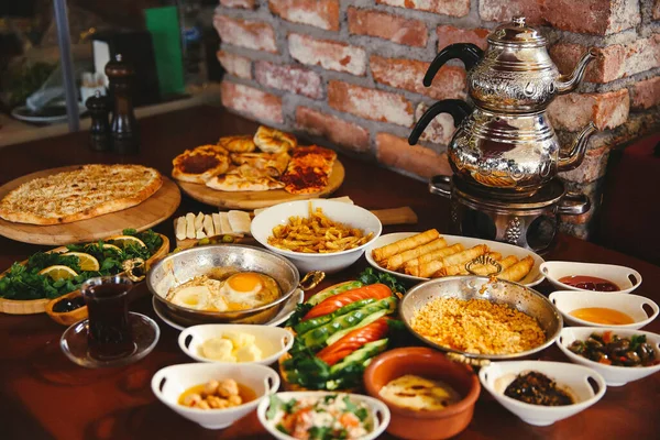 Geleneksel Türk ve Yunan yemek meze masası