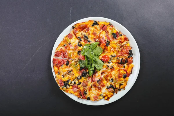 Lezzetli karışık İtalyan pizzası.