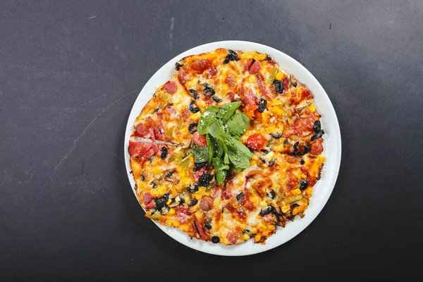 Lezzetli karışık İtalyan pizzası.