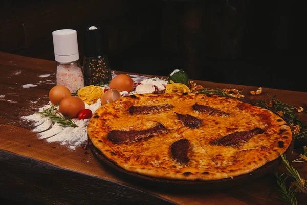 Lezzetli karışık İtalyan pizzası.