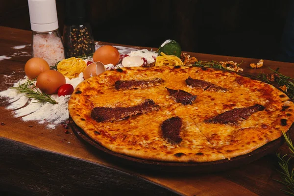 Lezzetli karışık İtalyan pizzası.